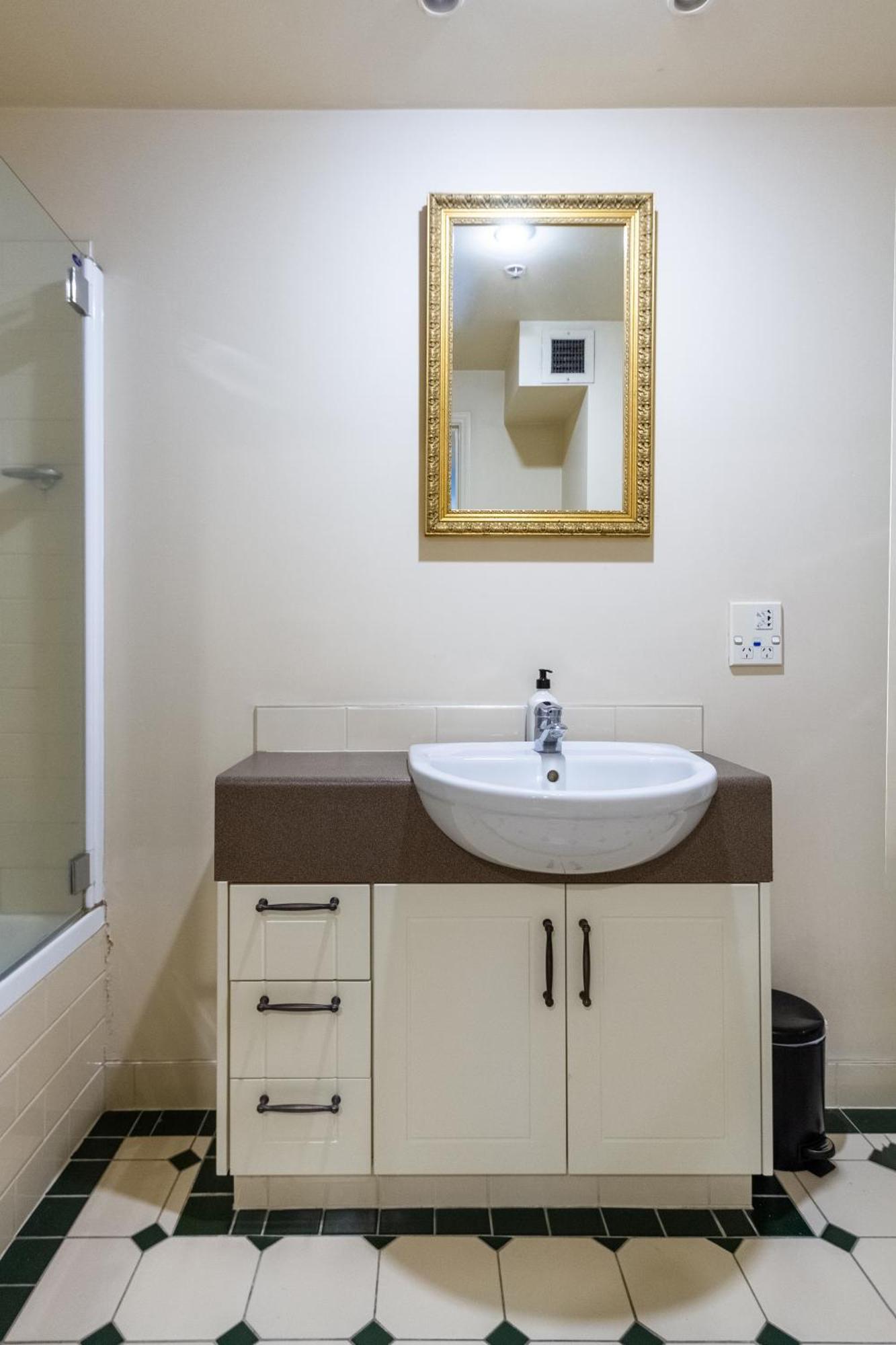 Beauty In The Cbd - 1Bed Free Parking Pool Apartment Крайстчърч Екстериор снимка