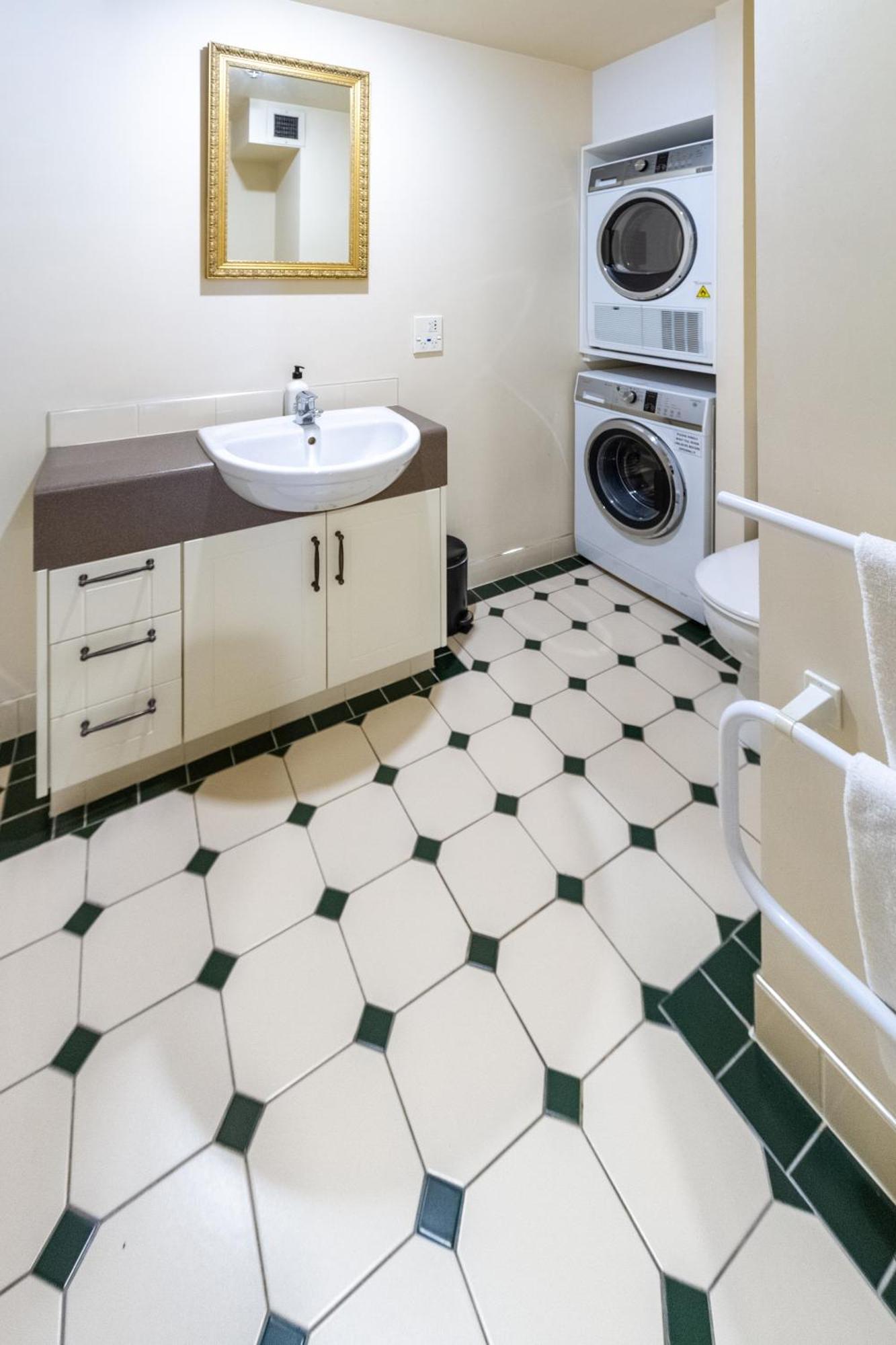 Beauty In The Cbd - 1Bed Free Parking Pool Apartment Крайстчърч Екстериор снимка