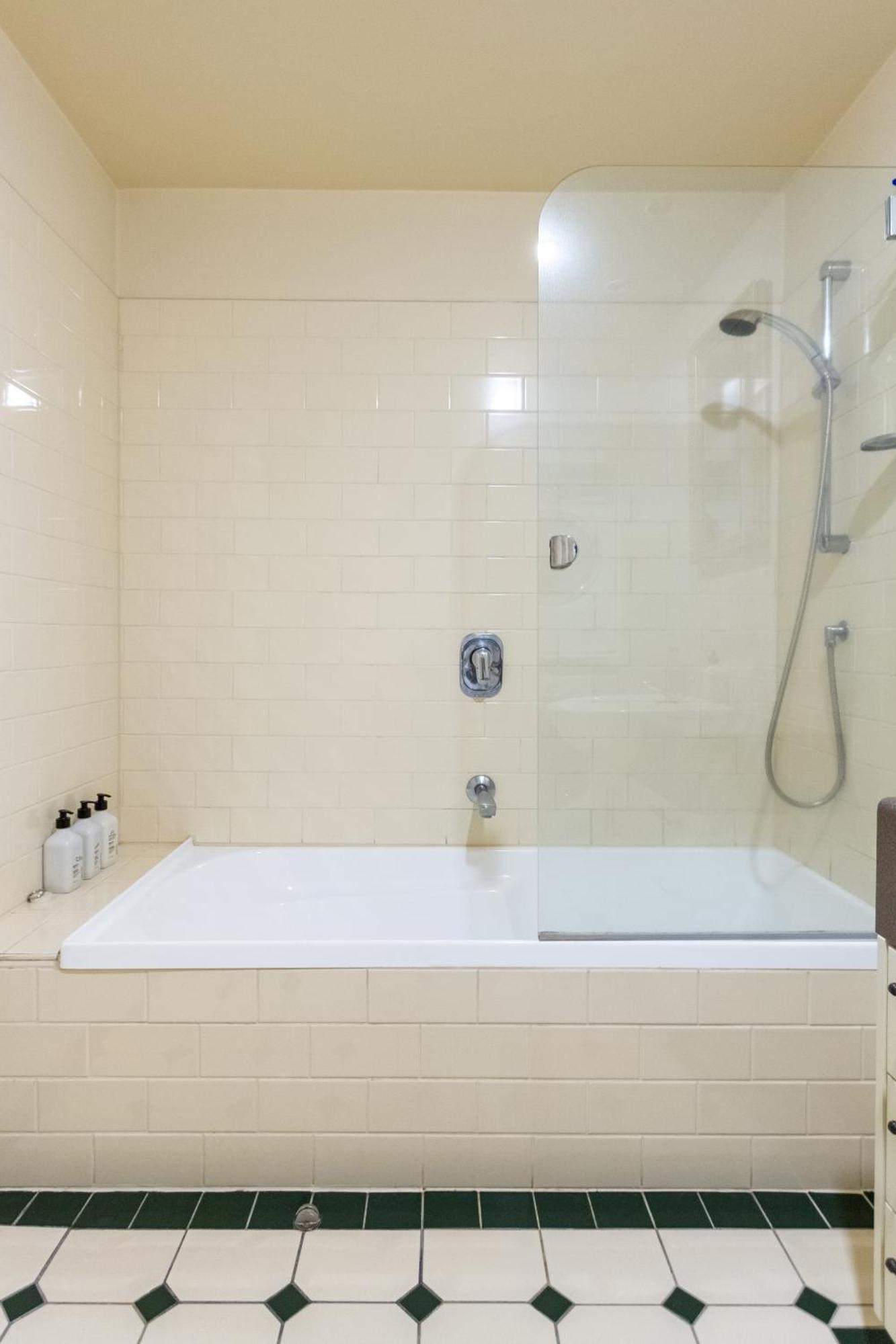 Beauty In The Cbd - 1Bed Free Parking Pool Apartment Крайстчърч Екстериор снимка